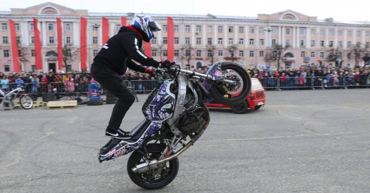 pokaz wyczynu z wheelie jako rozgrzewka