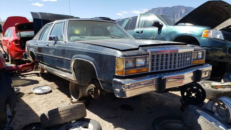 Here S Why The Ford Ltd Crown Victoria Is The Best Demolition Derby Car