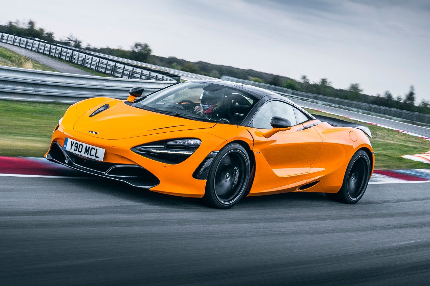McLaren 720S na rodovia