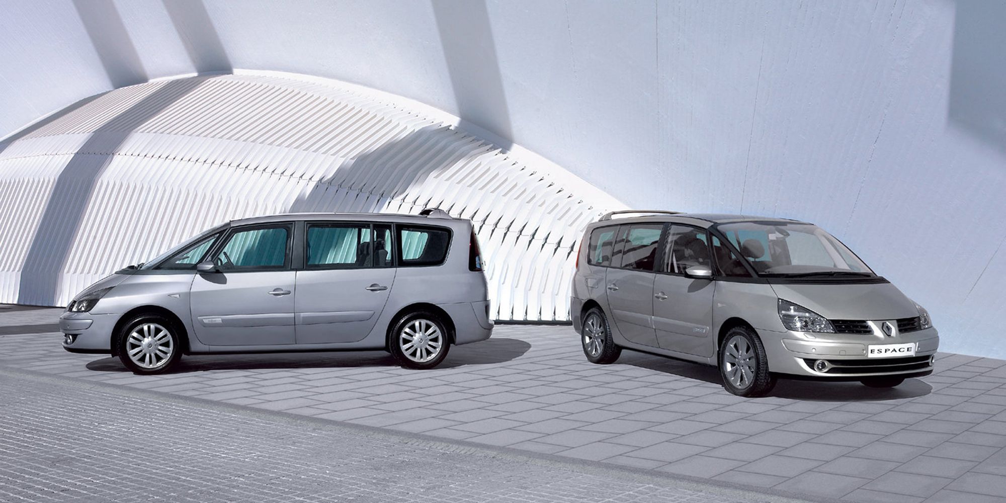 Two Renault Espace IVs in silver