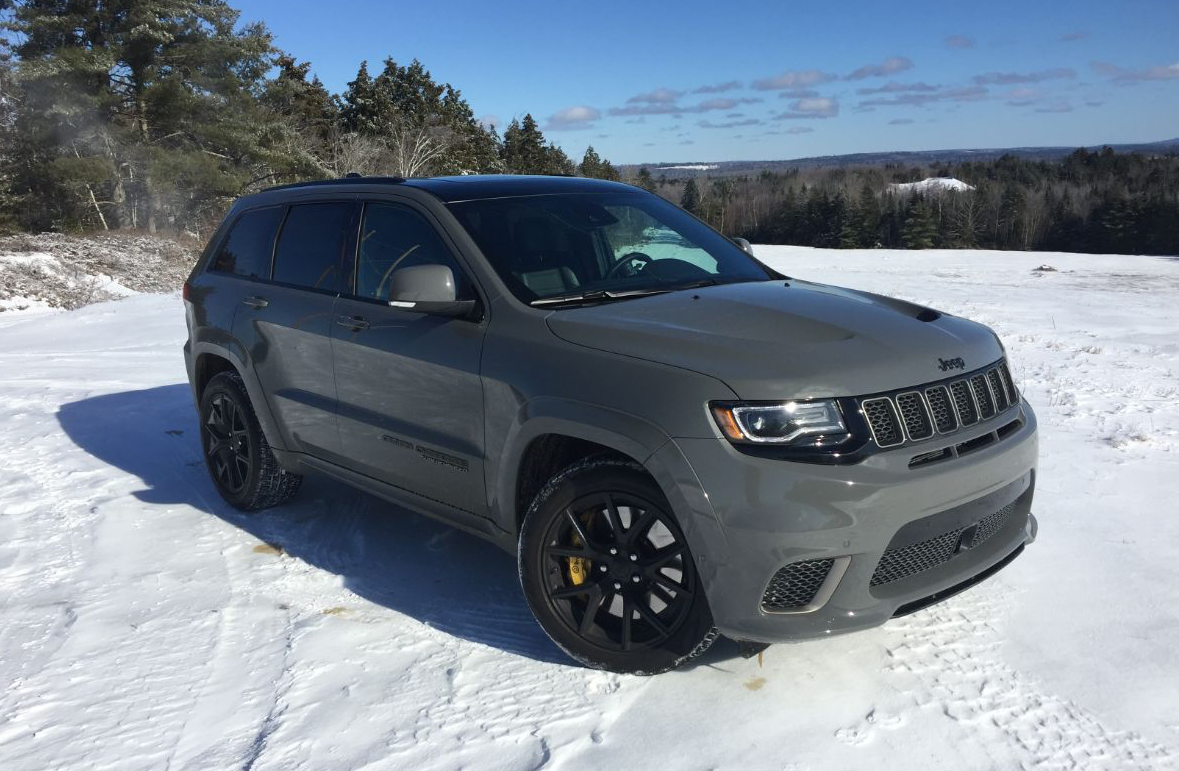 Jeep Grand Cherokee SRT Off-road on the snow