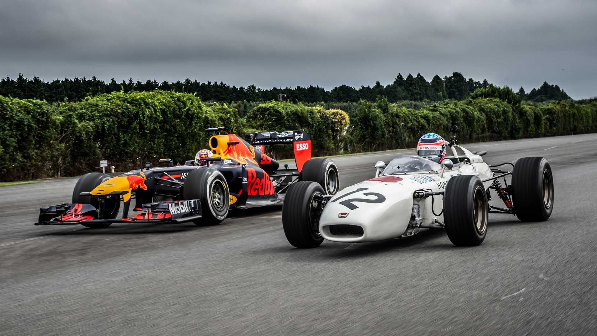 Honda's 1960s F1 racer side by side with a modern Honda F1 car