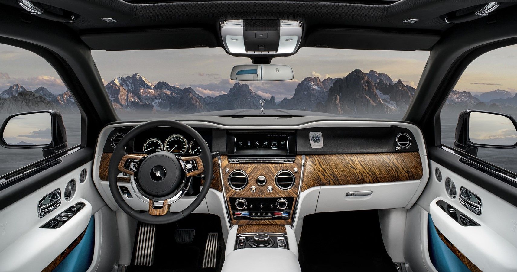 2021 Rolls Royce Cullinan interior dashboard view