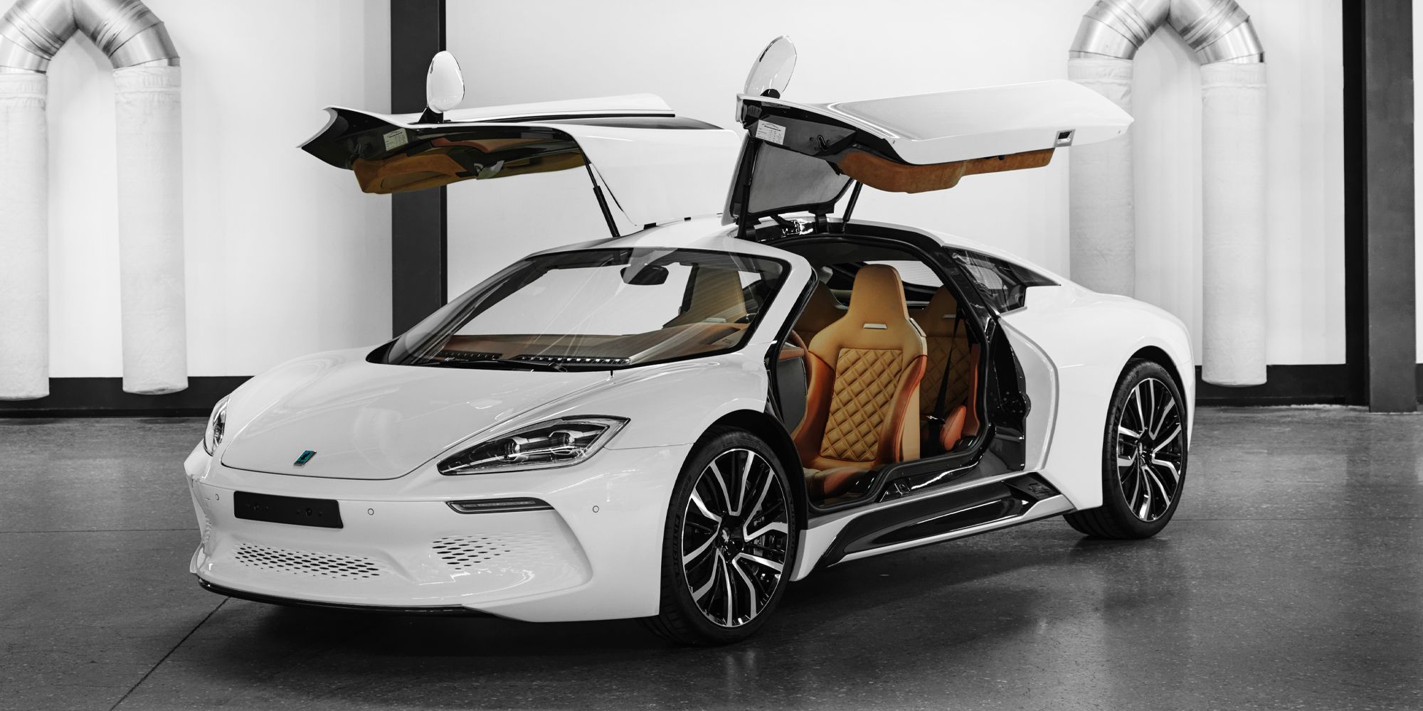 A white Commendatore GT, doors up