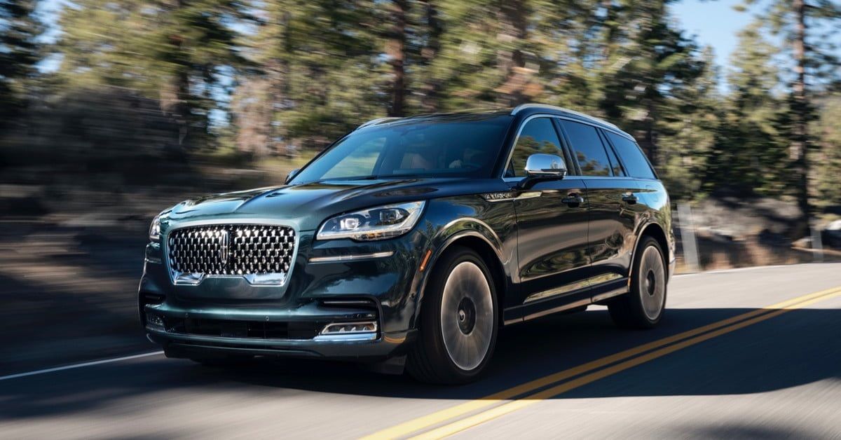 Lincoln Aviator out on the road