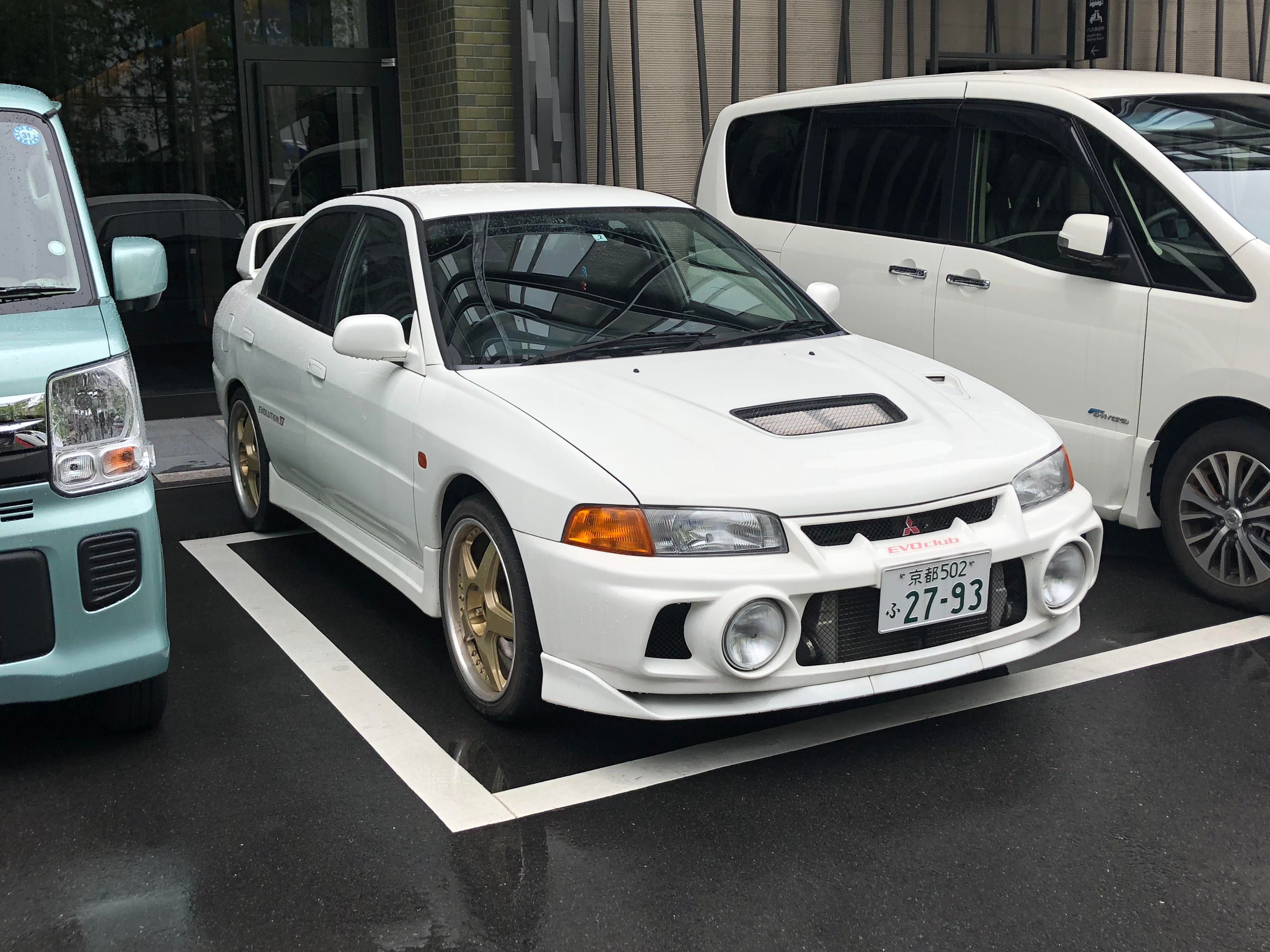 White Mitsubishi Evolution IV