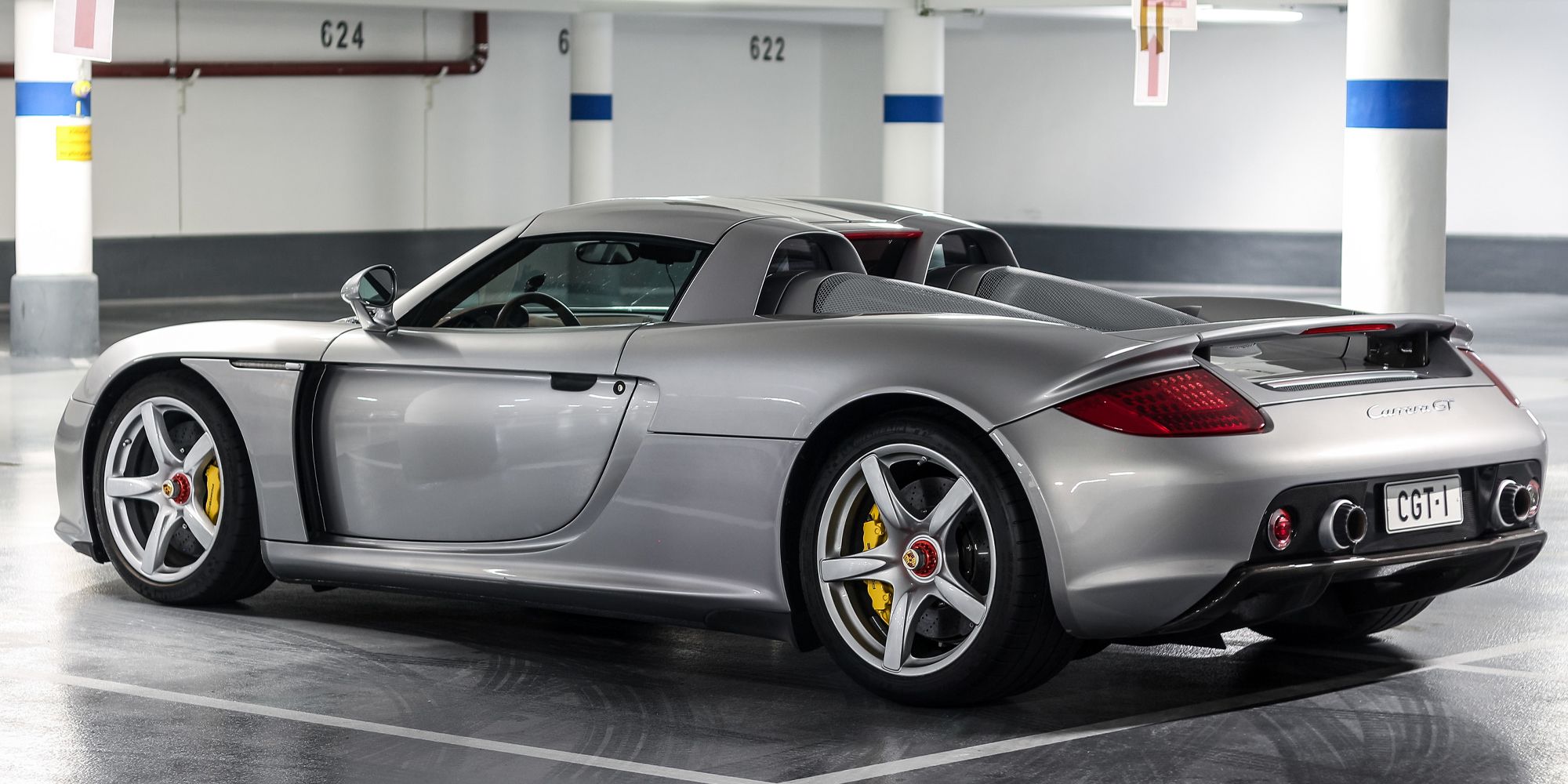 Rear 3/4 view of the Carrera GT