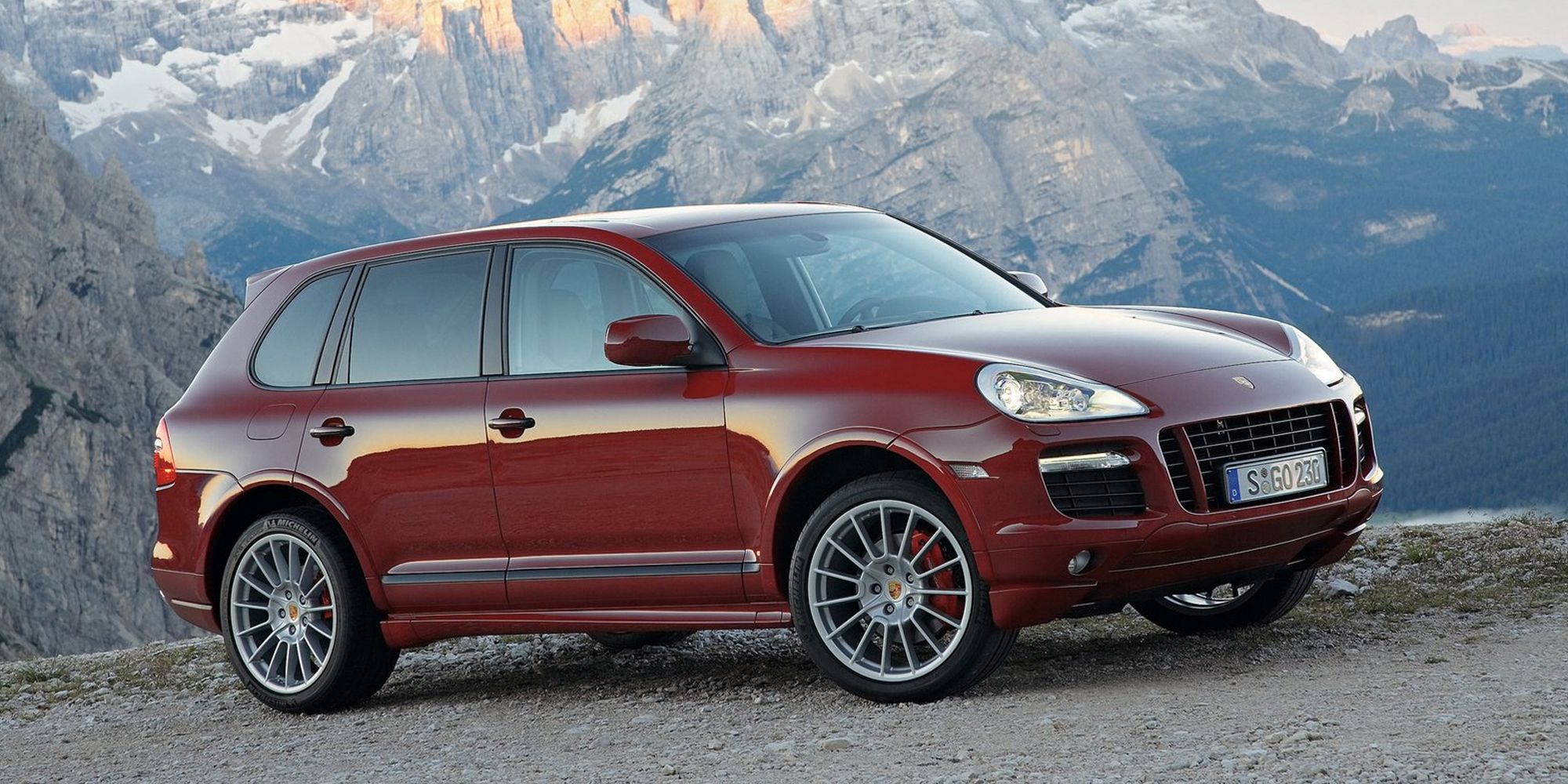 Front 3/4 view of the Cayenne GTS