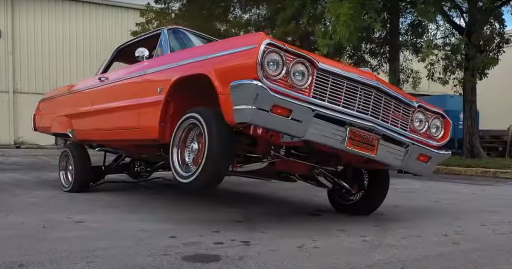 Impala de 1964 reformado y de baja cilindrada en modo rockero
