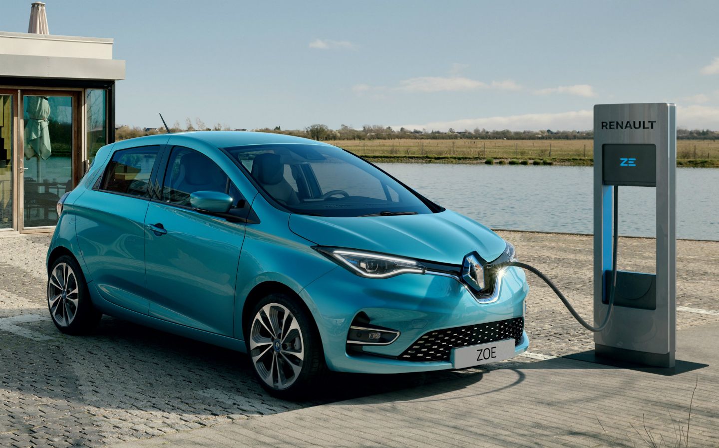 2020-Renault Zoe at charging station