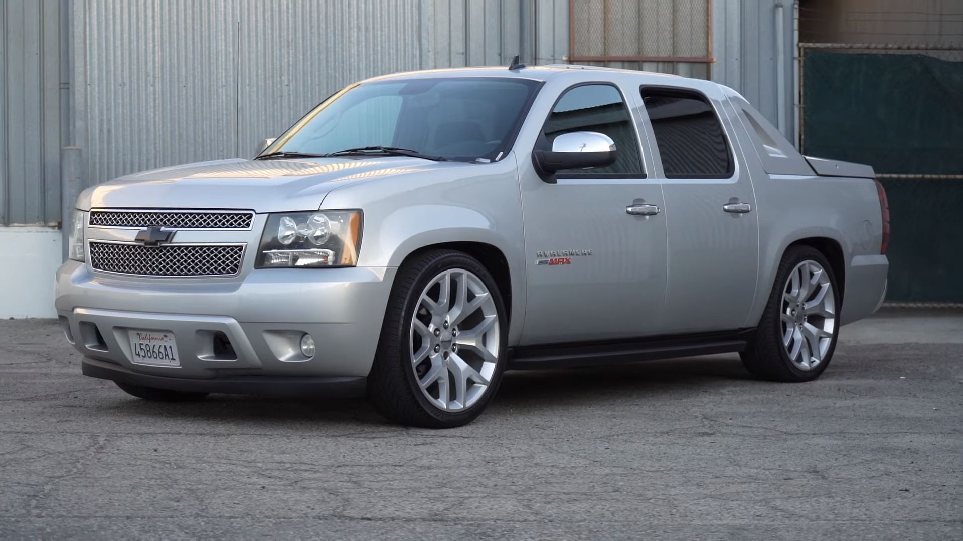 This Chevy Avalanche Will Amaze You With It’s 6.2 Liter Swapped Engine