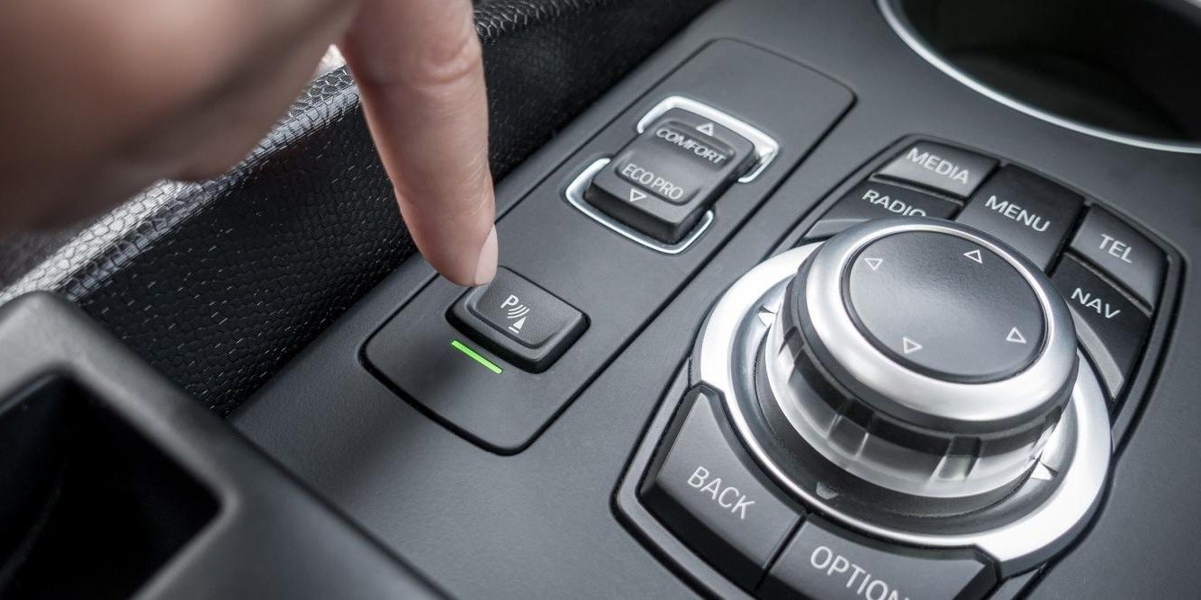 10 Coolest Tech Gadgets Found In Modern Cars