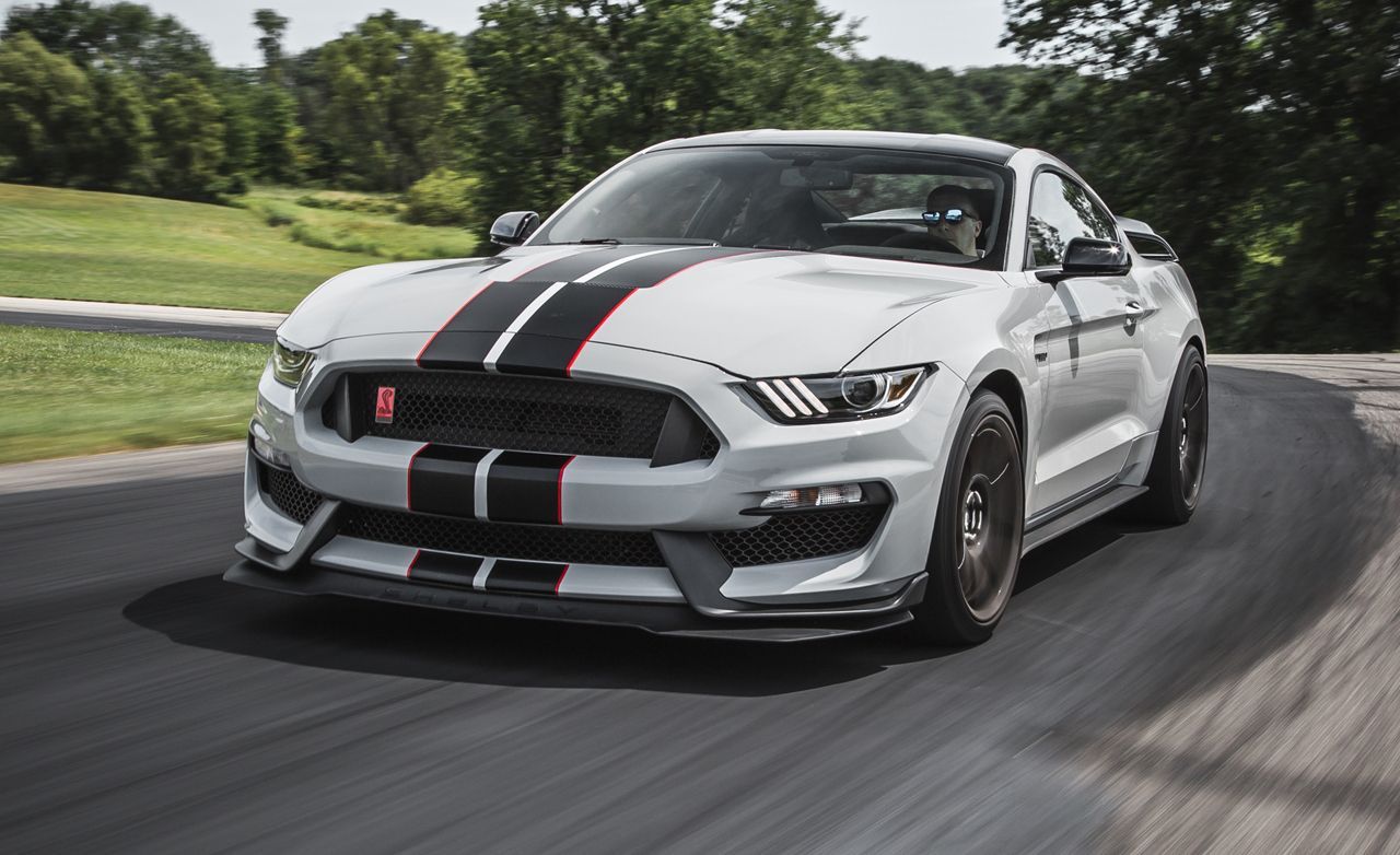 Ford Mustang Shelby GT350R on th highway