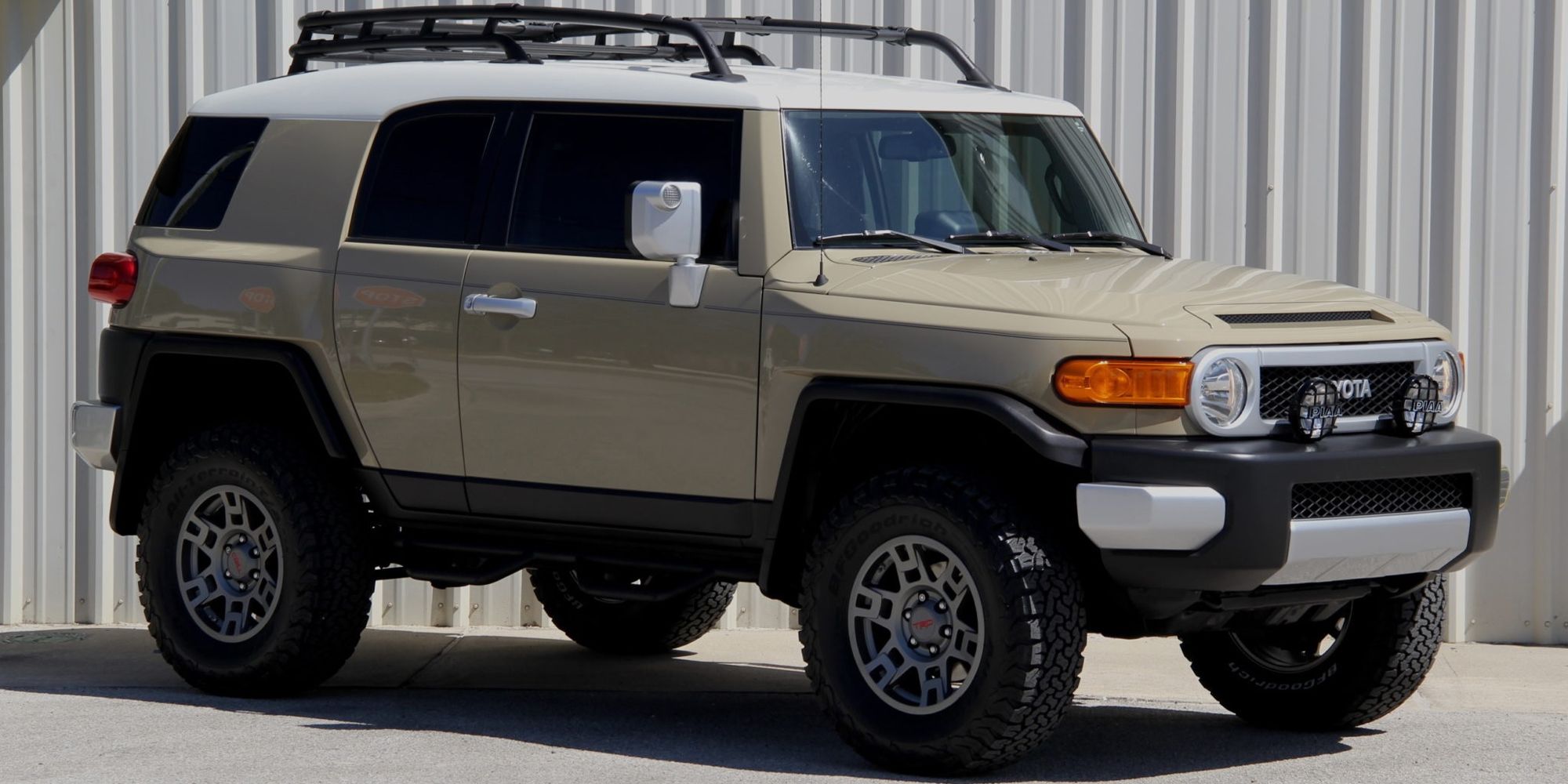 Front 3/4 view of the Toyota FJ Cruiser