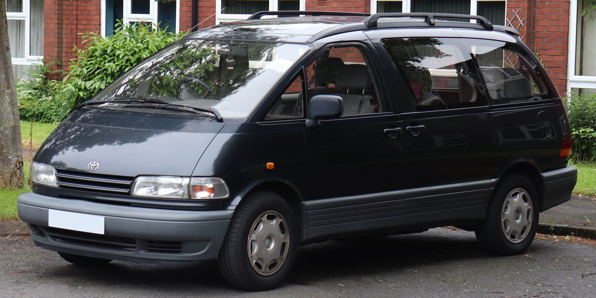 Front 3/4 view of the Toyota Previa
