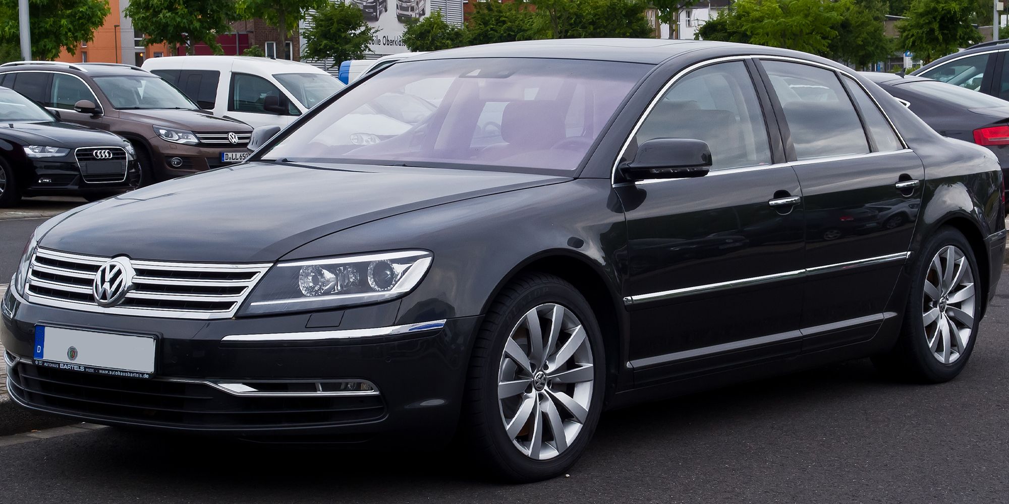 Front 3/4 view of the VW Phaeton