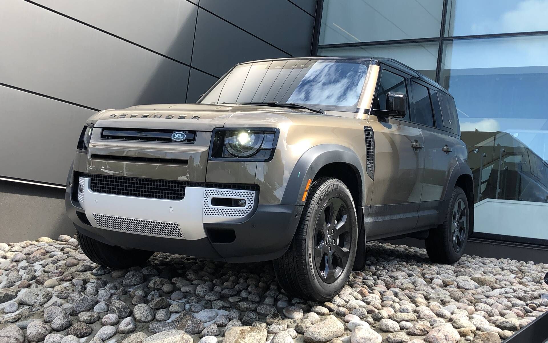 10 Reasons Why We'd Buy The New Land Rover Defender