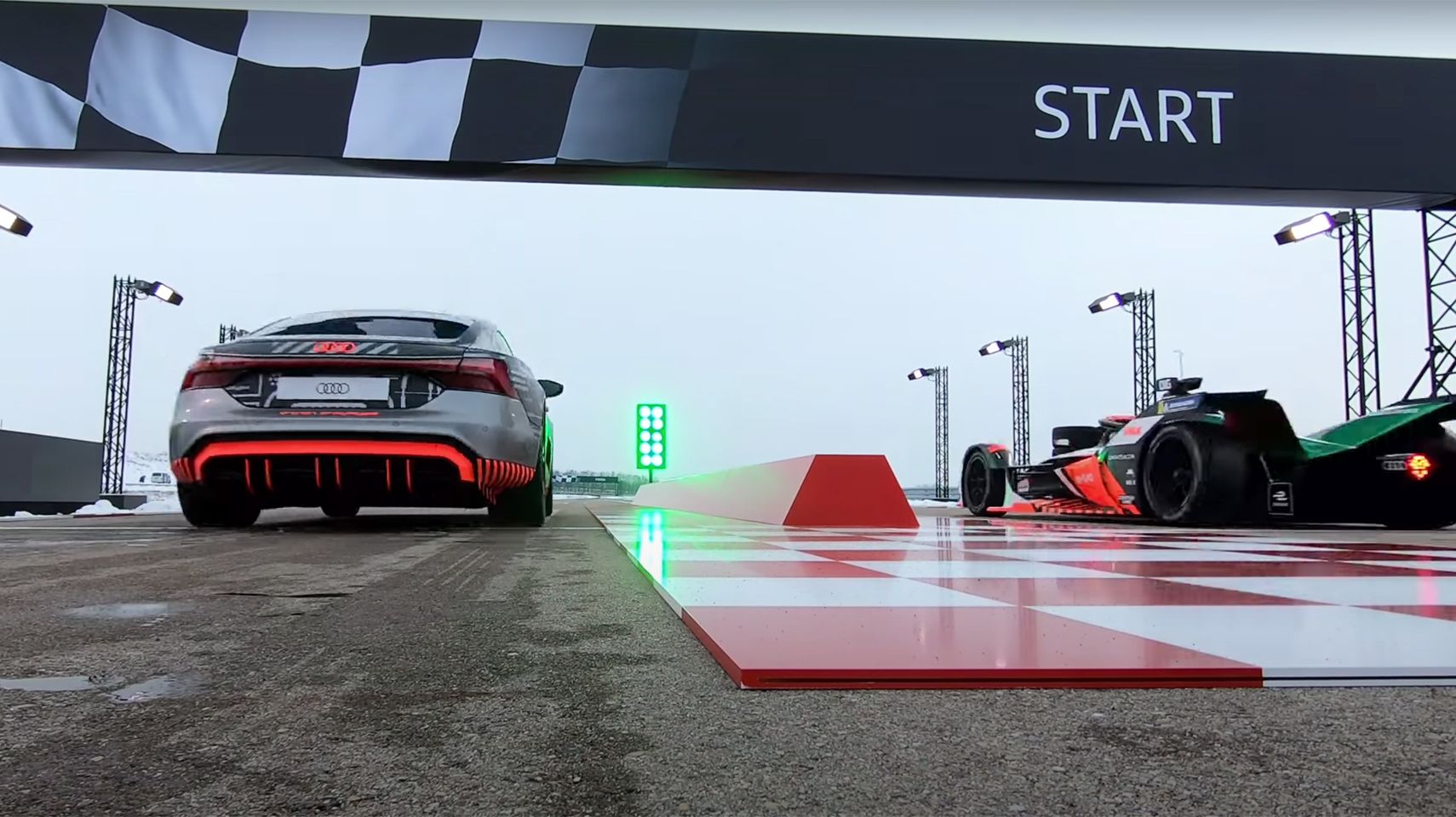 Audi RS e-tron GT vs e-tron FE07 start