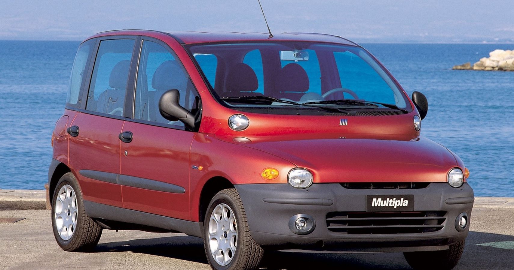 The front of a red 2006 fiat multipla