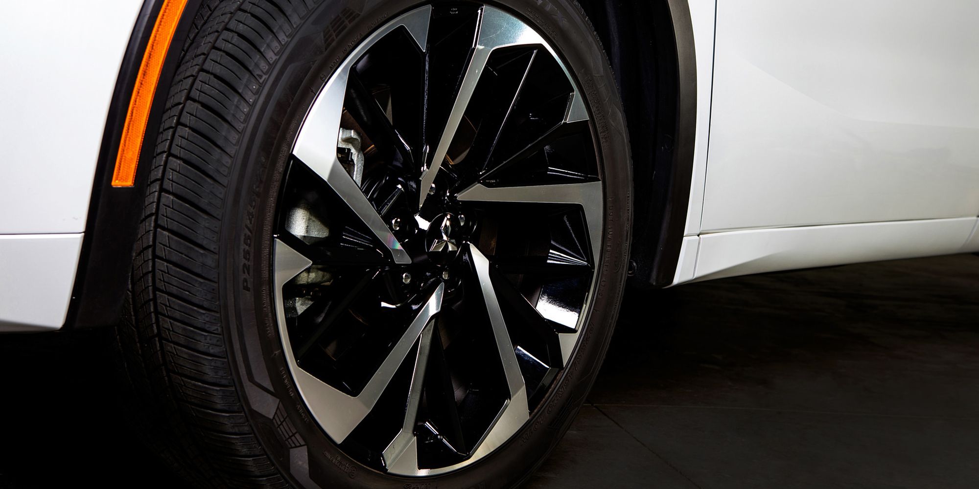 The alloy wheels of the new Outlander