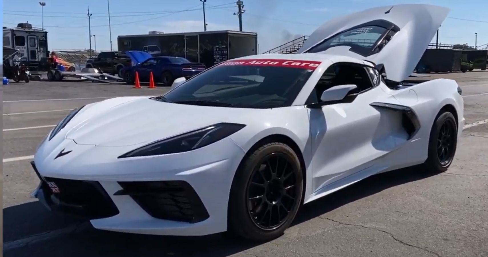 Corvette C8 branco estacionado na pista com a porta traseira aberta
