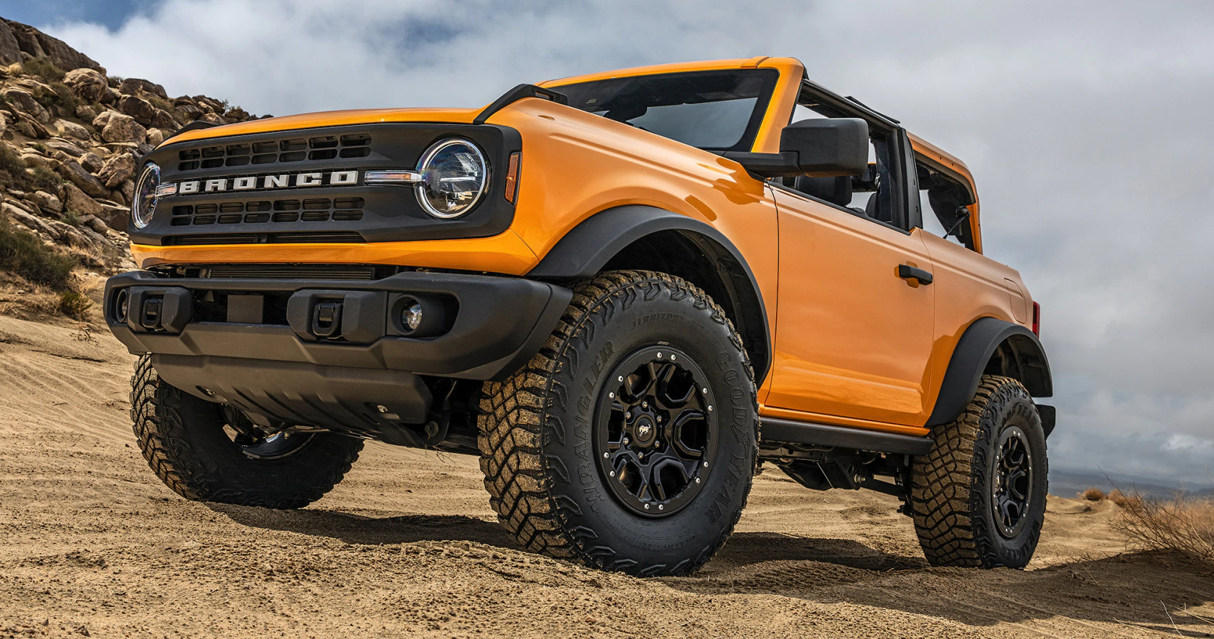 2021 Ford Bronco Sasquatch package front third quarter view