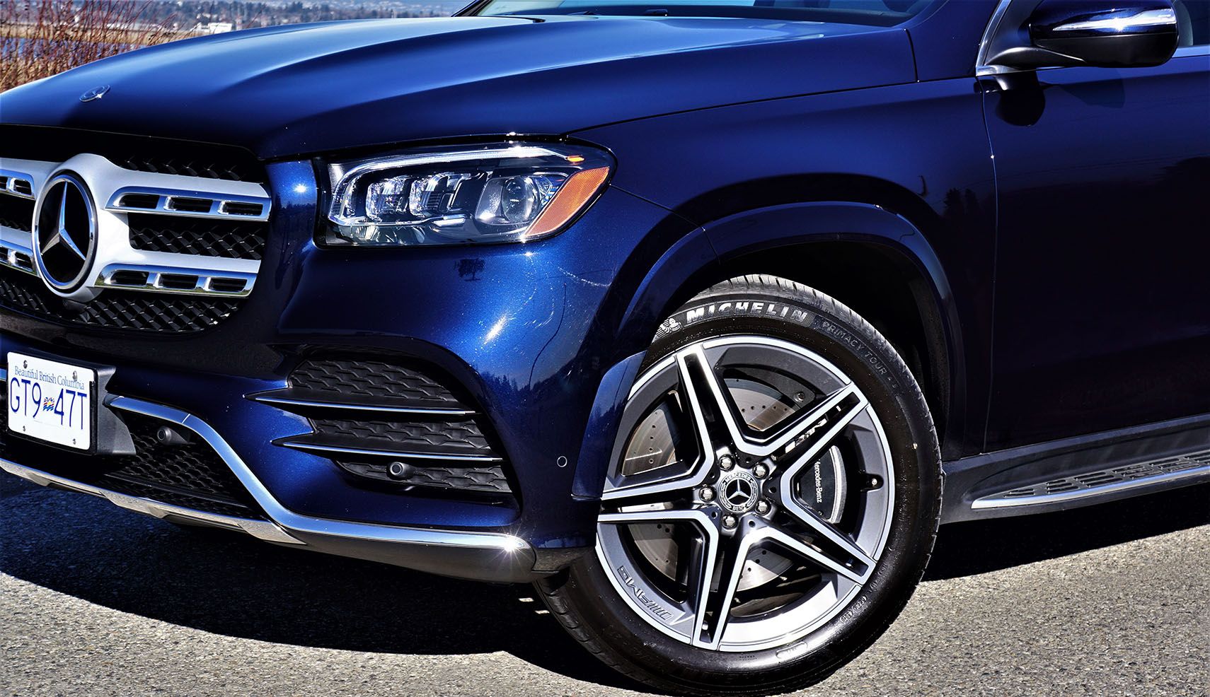From the new grille, LED headlamps and lower front fascia design to a much more rounded profile, the current GLS appears much more aerodynamic.