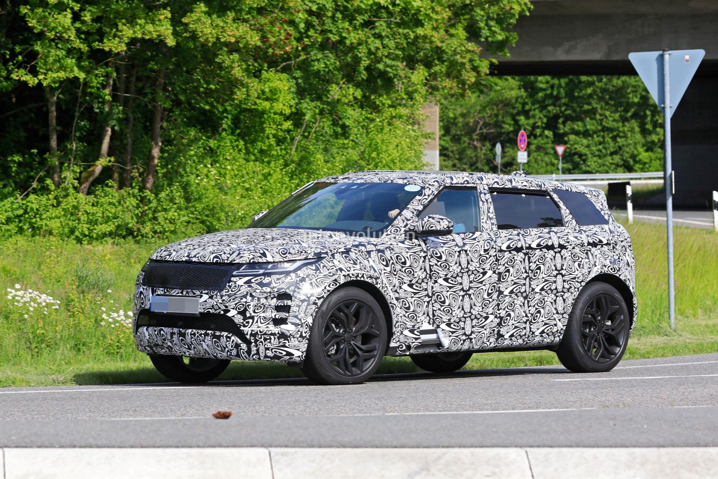 A LWB version of the 2022 Range Rover Evoque spotted testing.