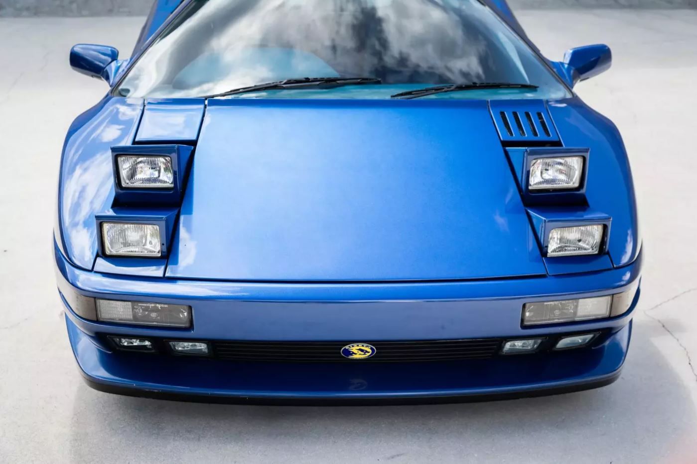 The Cizeta V16T featured a striking combination of 4 pop-up headlights.