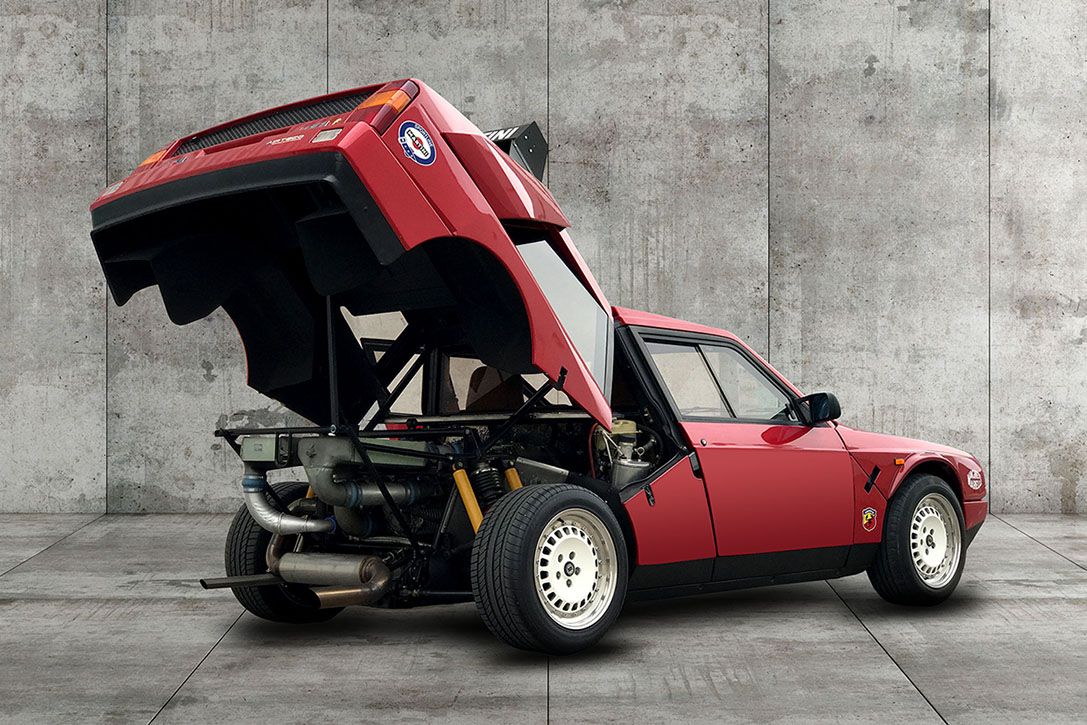 Lancia Delta S4 open rear compartment