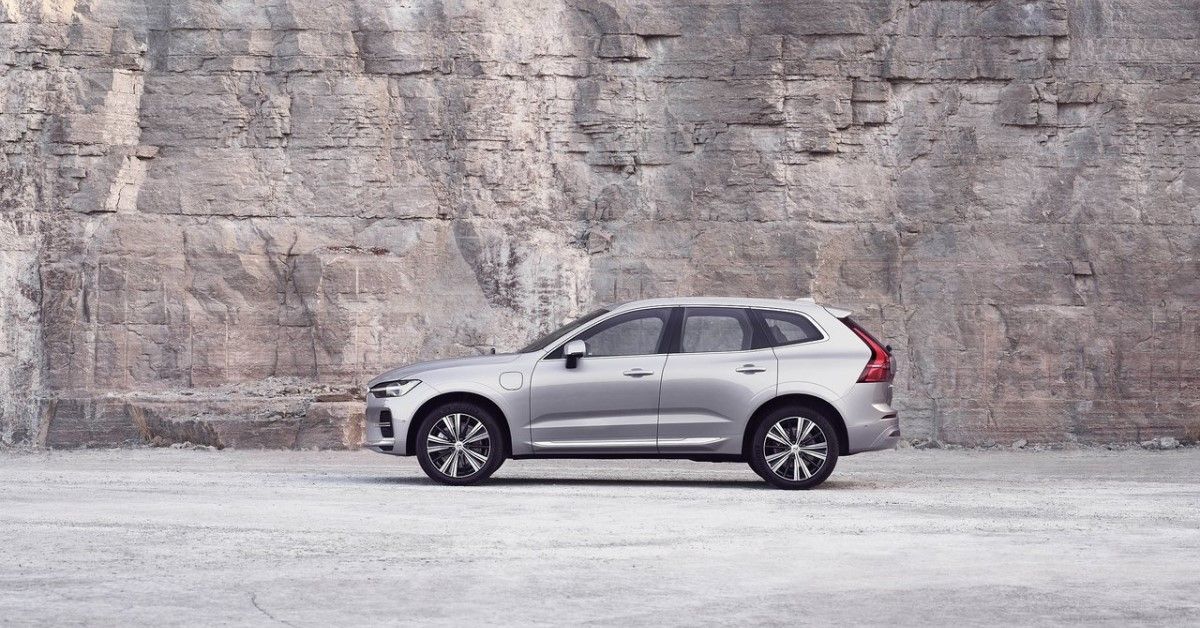 2022 Volvo XC60 side view