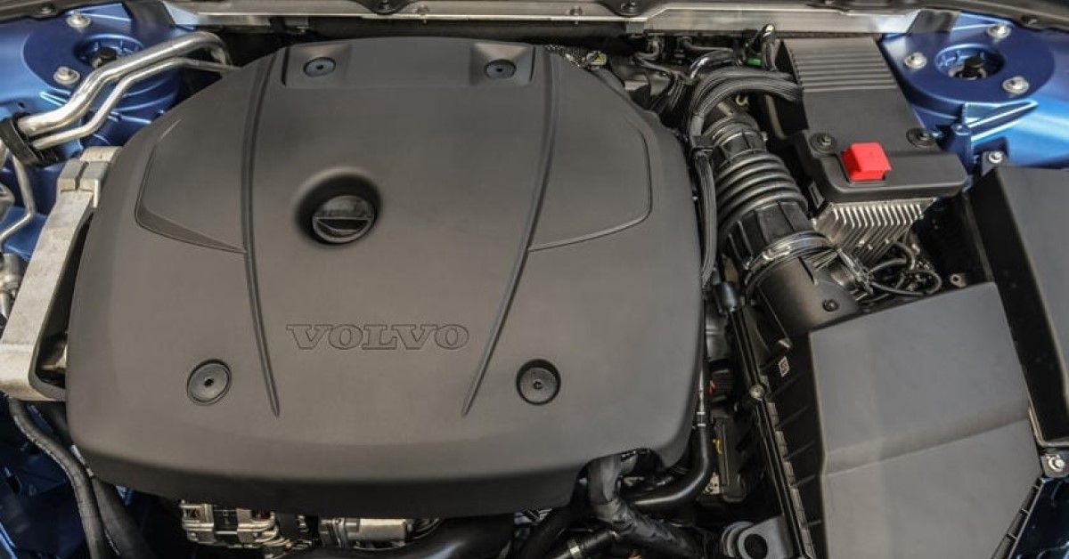 2022 Volvo XC60 engine bay view