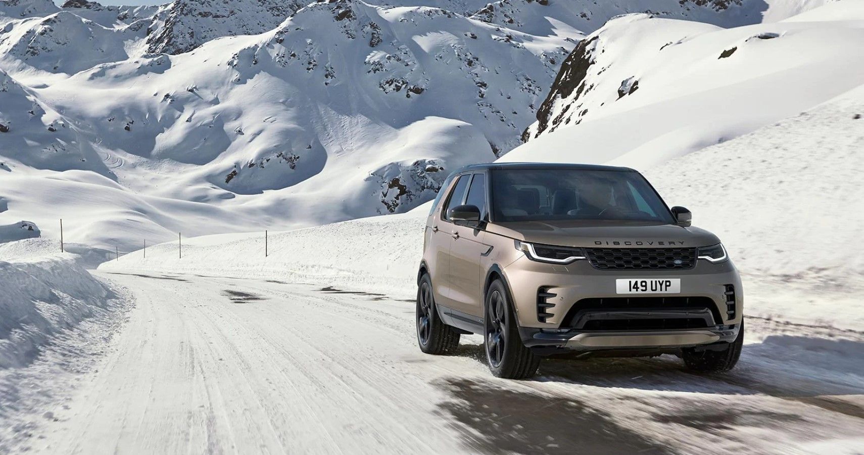 2022 Land Rover Discovery front third quarter view in snow