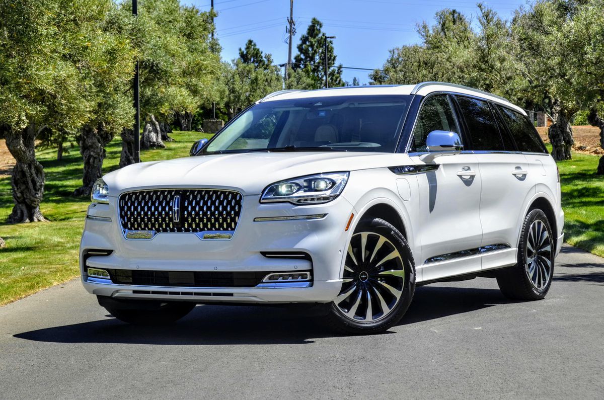 An Image Of A White Lincoln Aviator
