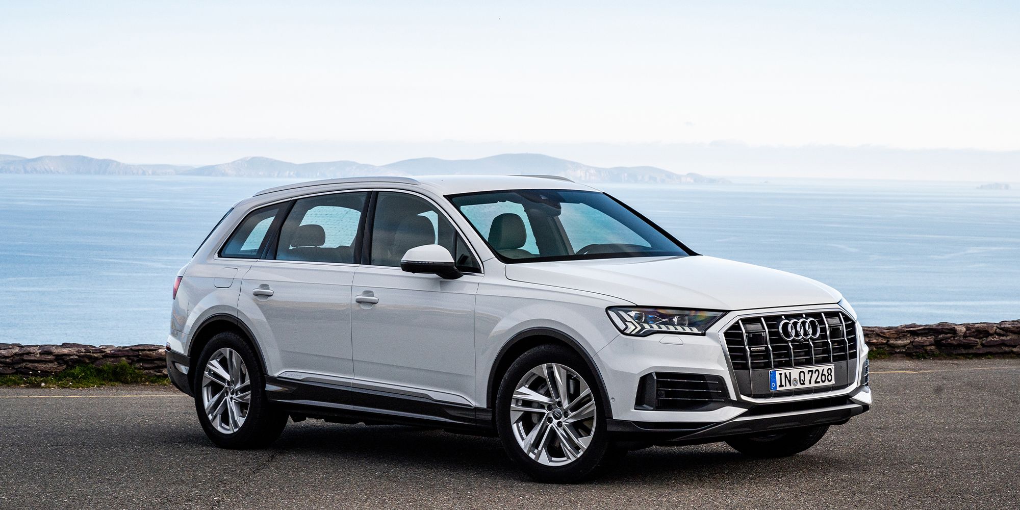 Front 3/4 view of a base model Audi Q7