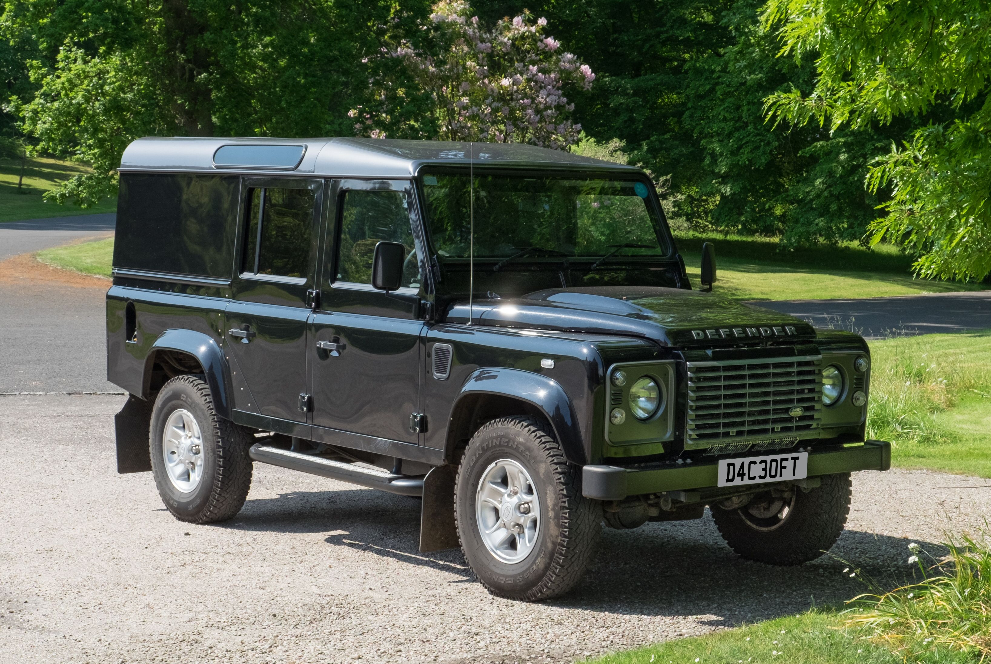 peddelen Matron liefde Here's The Coolest Features Of The Land Rover Defender