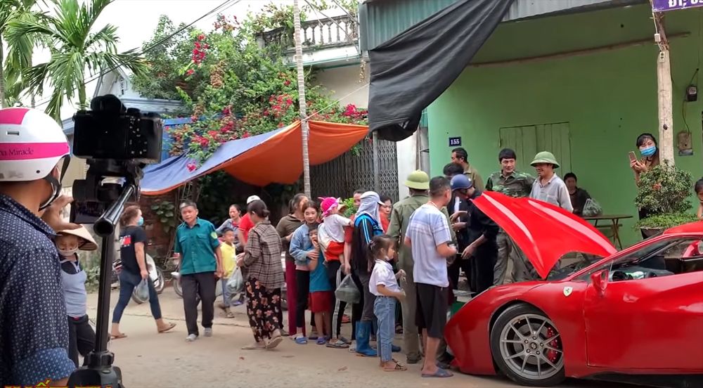 Ferrari 488 GT draws a crowd in Vietnam