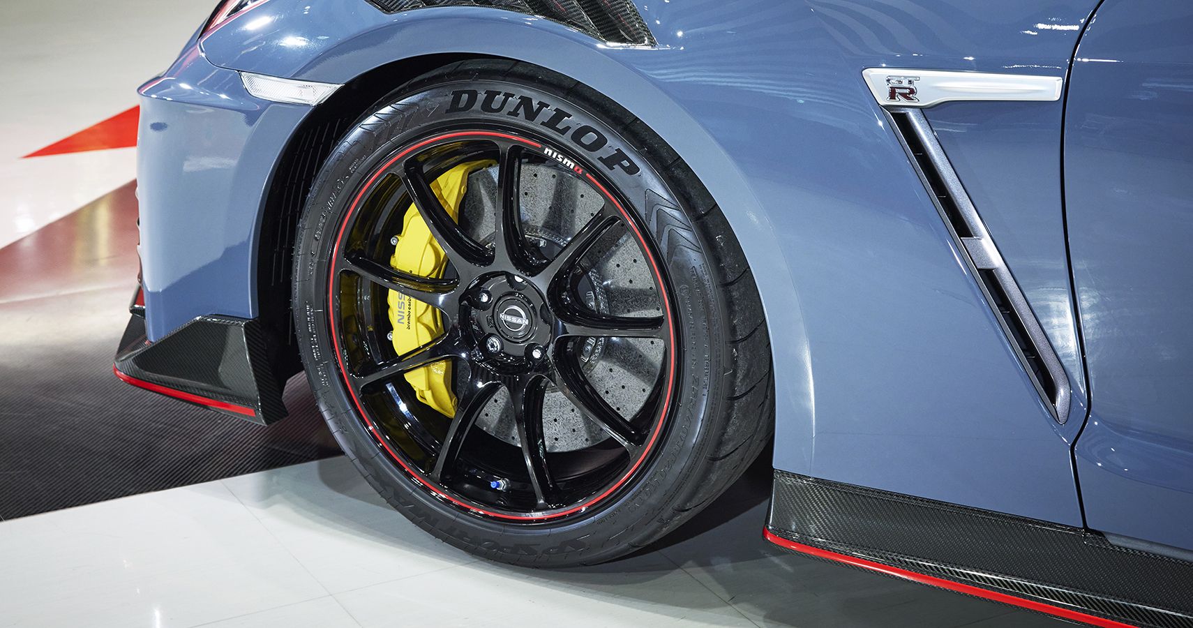 Nissan GT-R NISMO SE wheels brakes