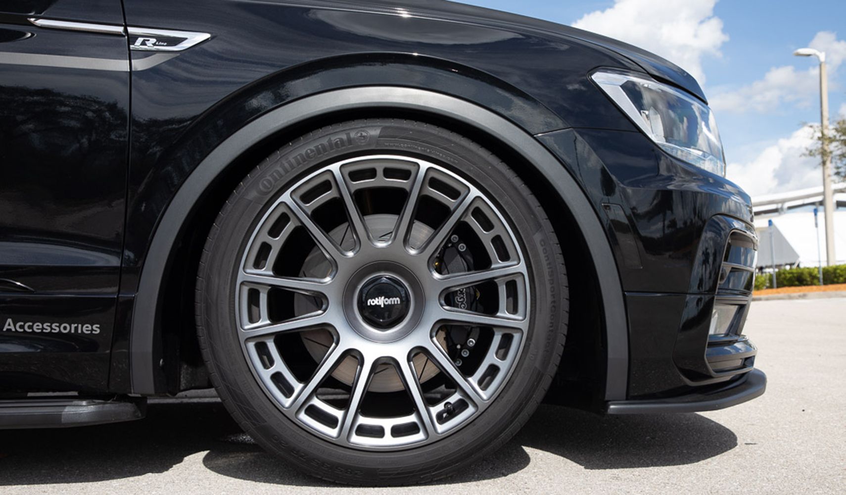 VW Tiguan SE R-Line Black RiNo wheels and tires
