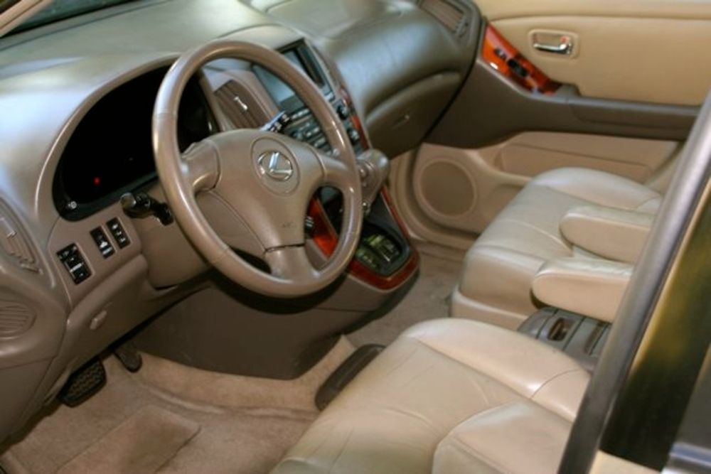 Lexus RX 300 interior