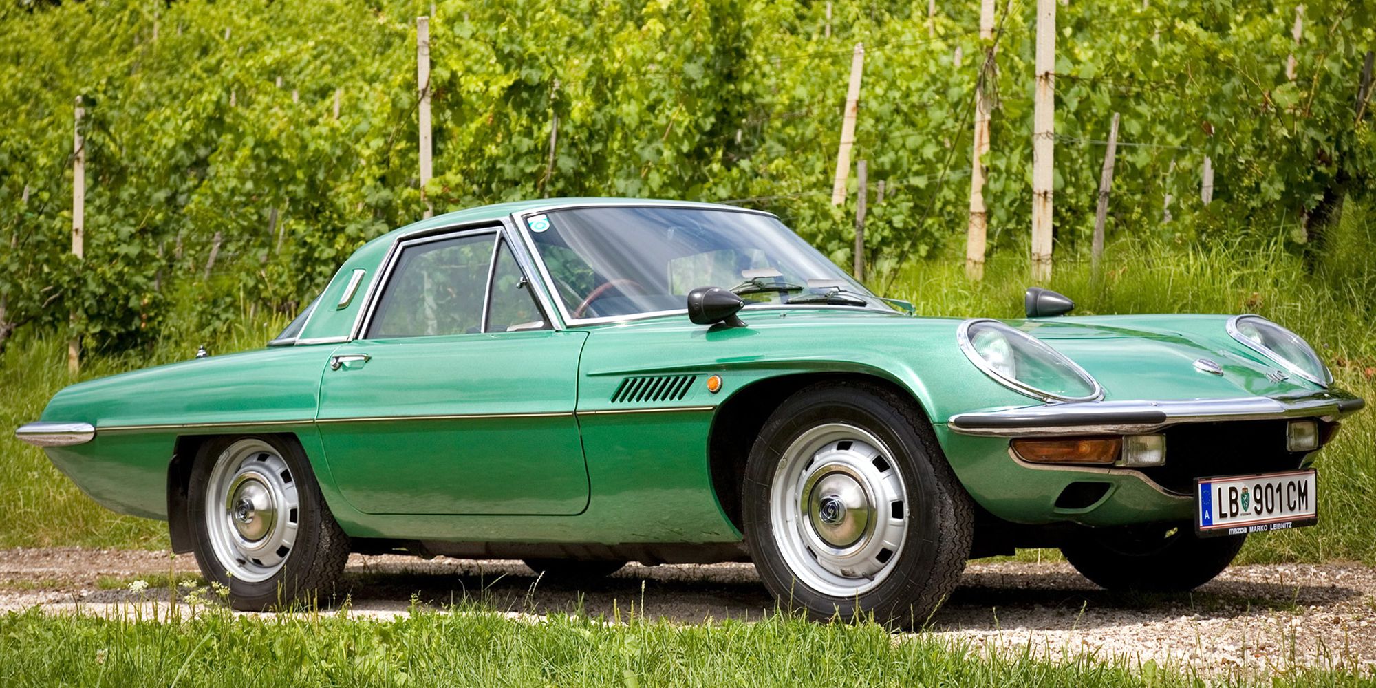 Front 3/4 view of the Cosmo 110S in green