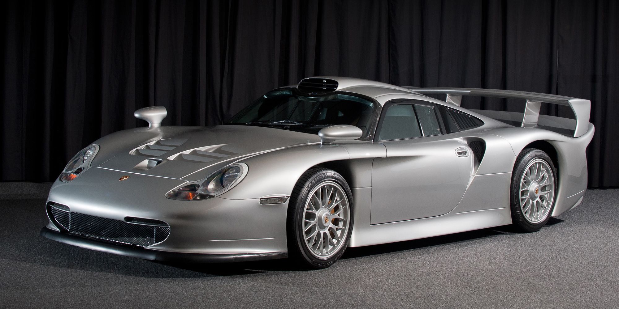 Front 3/4 view of the 911 GT1