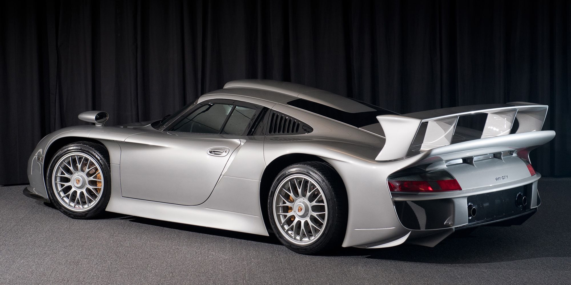 Rear 3/4 view of the 911 GT1