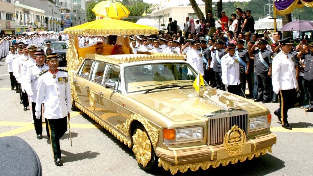 Sultan Of Brunei Also Has One Of The World's Most Expensive Limousines, A Rolls Royce Silver Spur Ii Stretch Limousine That He Got Plated In 24-Carat Gold For His Wedding