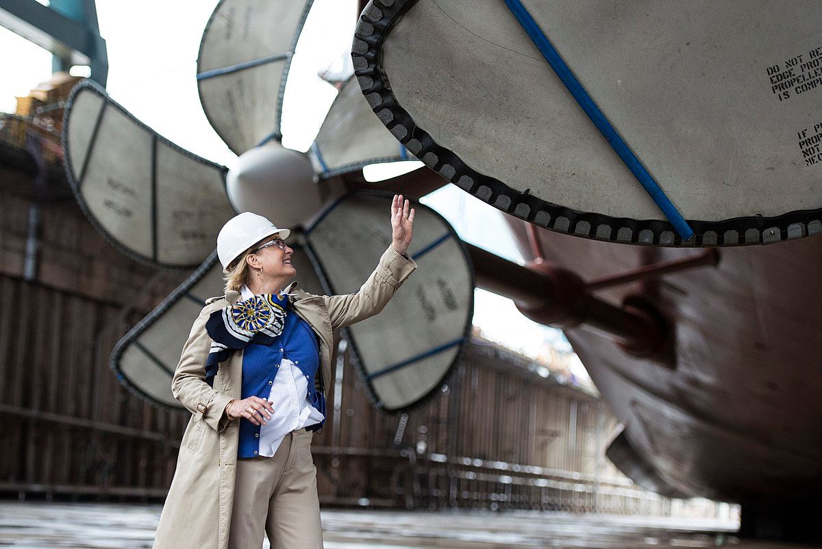 1200px-Susan_Ford_with_propeller_of_USS_Gerald_R._Ford_(CVN-78)_2013