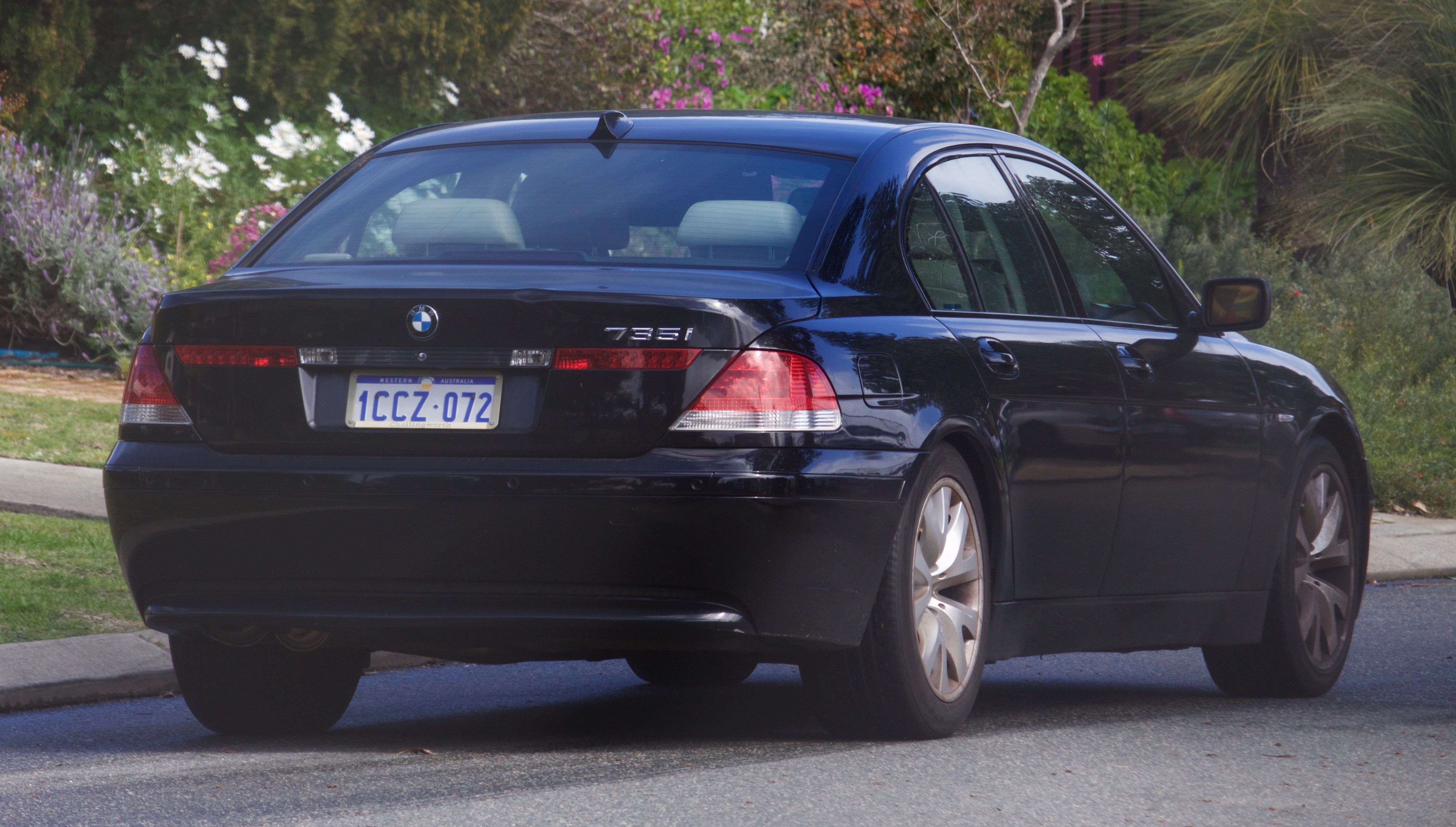 2002–2005_BMW_735i_(E65)_sedán_(2016-08-27)