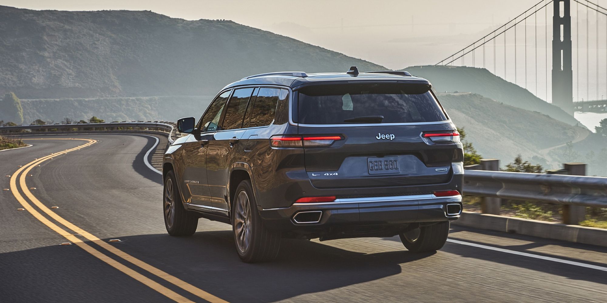 The rear of the new Grand Cherokee on the move