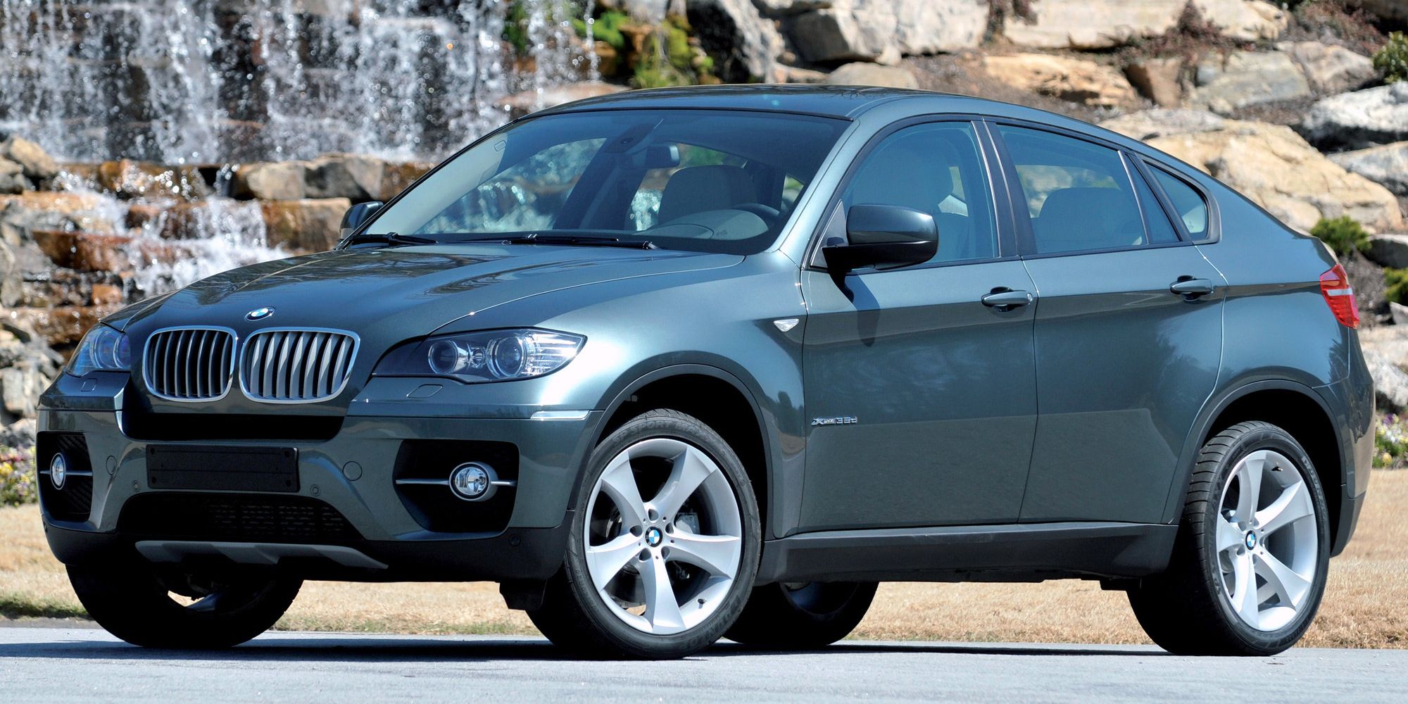 Front 3/4 view of the first generation BMW X6