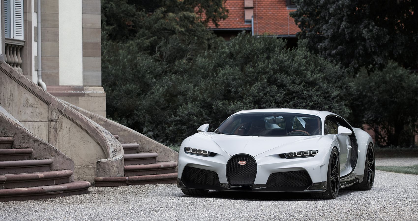 The front of the Chiron Super Sport outside a house