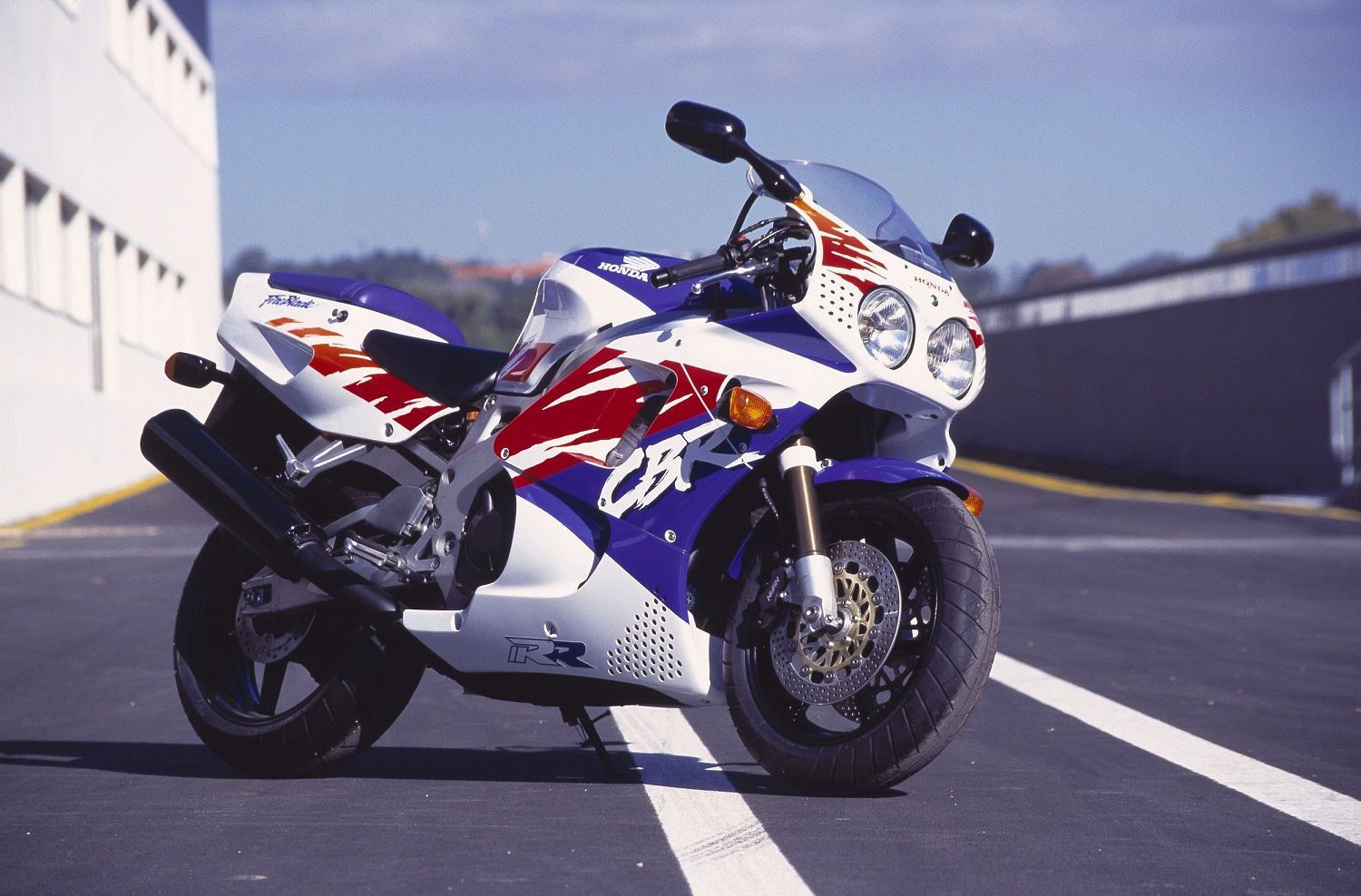 Honda-CBR900RR-Fireblade-classic-motorbikes